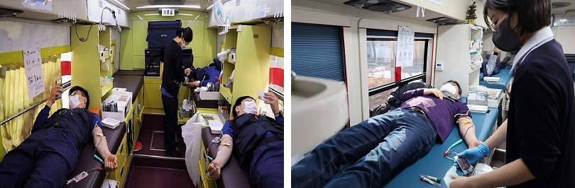 SK머티리얼즈 직원과 영주시 지역사회보장협의체 위원이 헌혈버스에서 헌혈을 하는 모습